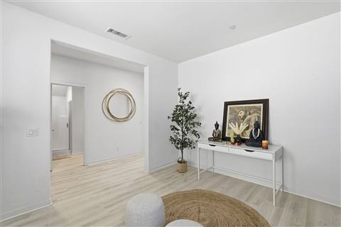 Entry & sitting area · View 20